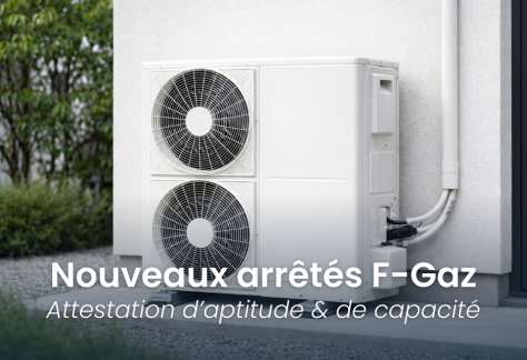Unité extérieure de climatisation illustrant le cadre réglementaire F-Gas et les attestations d’aptitude et de capacité