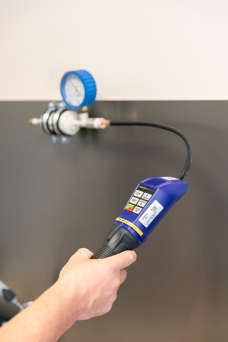 Test de sensibilité d'un détecteur de fuite de fluide frigorigène avec étiquette de contrôle Climlab