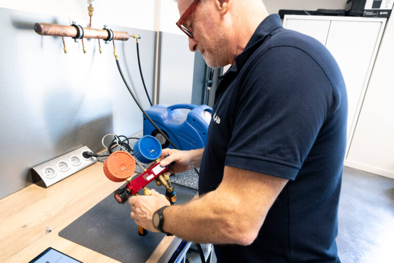 Technicien effectuant le contrôle annuel d'un manifold d'outillage frigorifique