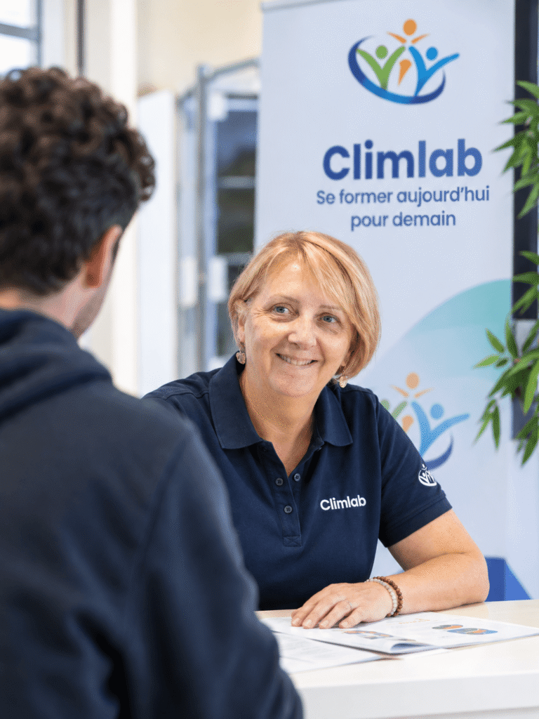 Marie-Laure échange avec un apprenant à l’accueil du centre de formation Climlab
