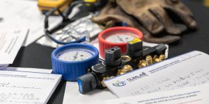 Manomètre posé sur une table en formation d'attestation d'aptitude à la manipulation des fluides frigorigènes au centre de formation climlab